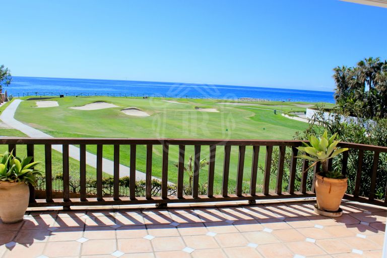 Villa andaluza en primera línea de playa y golf en Guadalmina Baja