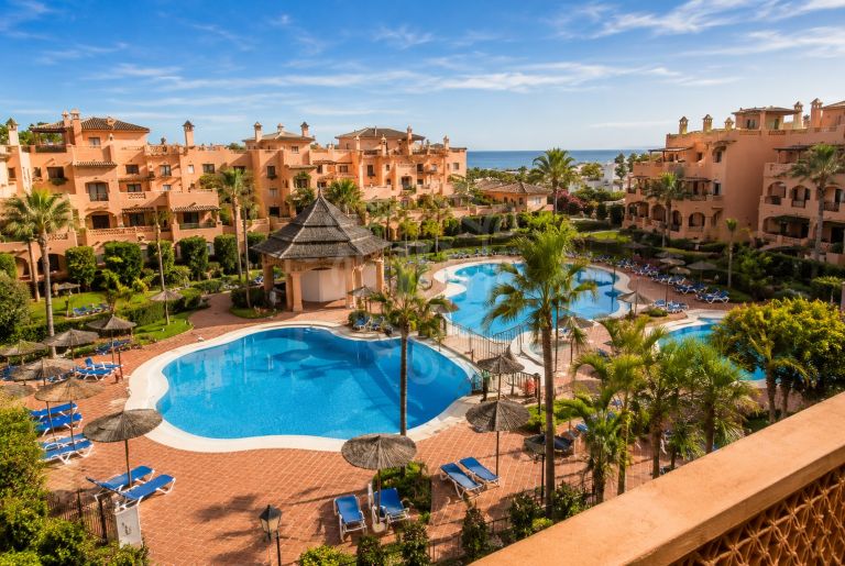 Elegant Two-Bedroom Apartment with Luxury Amenities in Hacienda del Sol, Estepona East
