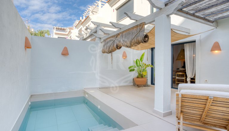 Elegante adosado de tres dormitorios ubicado en la exclusiva comunidad cerrada de Agra Residencial, en Estepona.