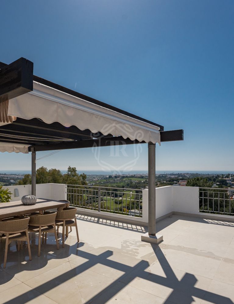 Elegant Duplex Penthouse with Panoramic Views in La Quinta, Benahavis