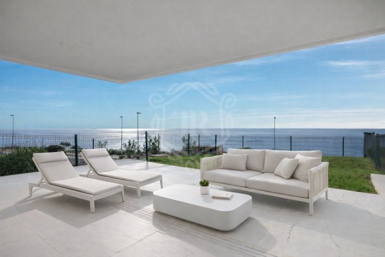 Elegante apartamento en planta baja con vistas panorámicas al mar Mediterráneo