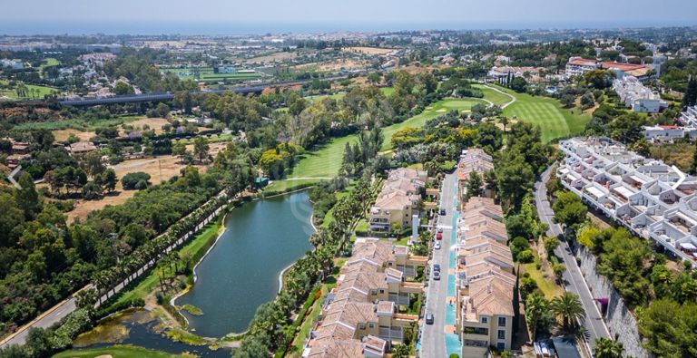 Exclusivo apartamento de lujo en primera línea de golf en La Quinta, Benahavís