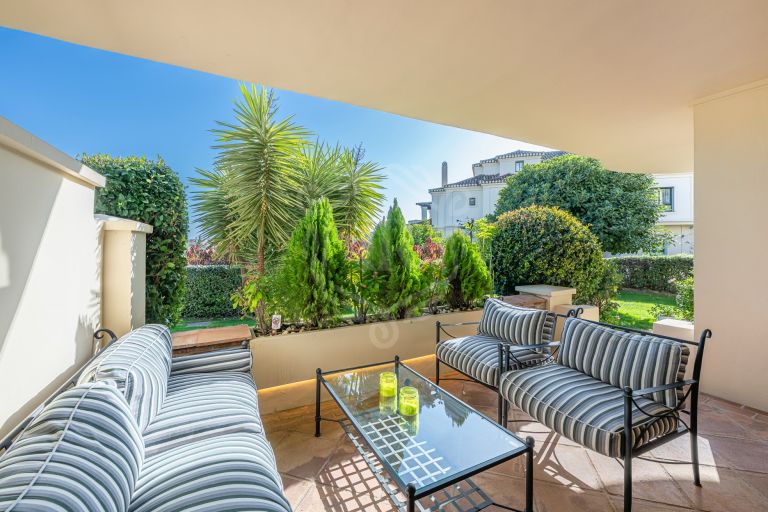 Impresionante apartamento en planta baja en Capanes del Golf, Benahavis