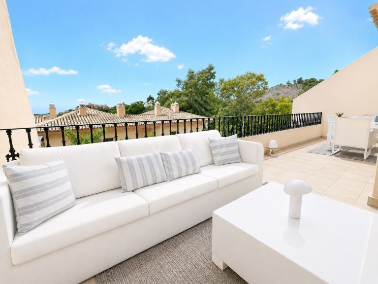 Elegant Duplex with Panoramic Views in Vista Real, Nueva Andalucia