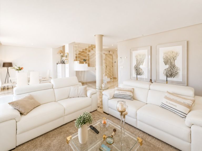 Elegant duplex with panoramic views in Vista Real, Nueva Andalucia