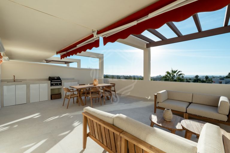 Elegant Three-Bedroom Apartment with Panoramic Views in Palacetes Los Belvederes, Nueva Andalucia