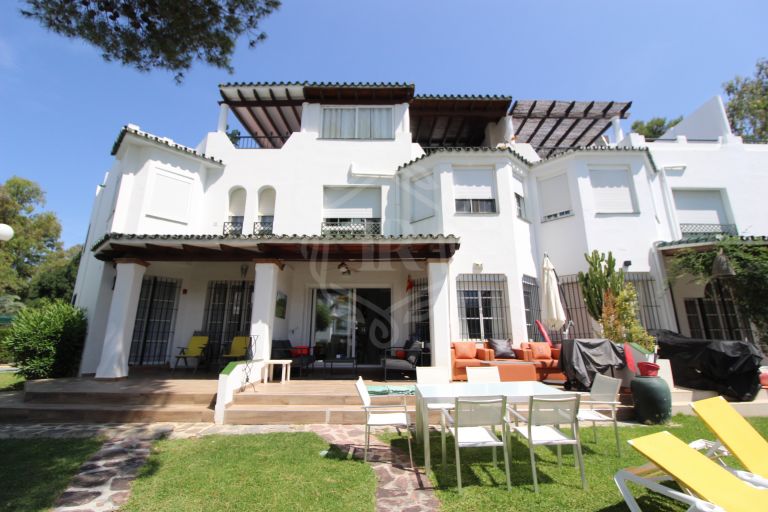 Adosada renovada de 3 dormitorios en primera línea de golf en Soleuropa, Nueva Andalucía