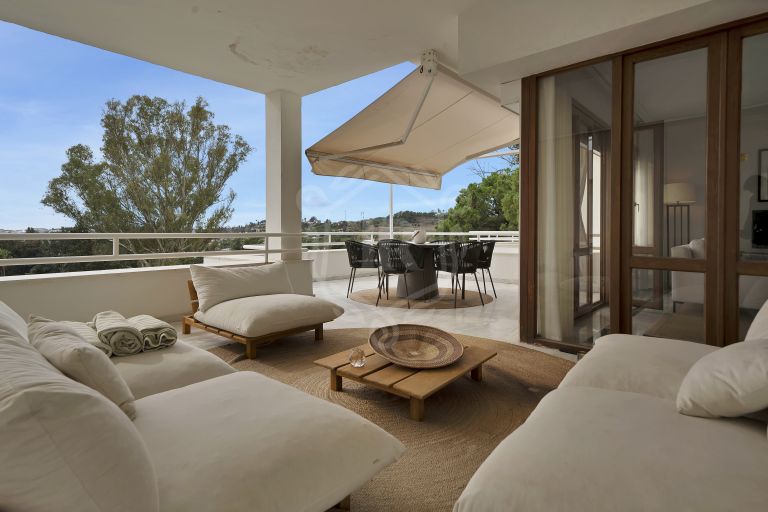 Stunning Renovated Apartment with Panoramic Views in Los Naranjos, Nueva Andalucia