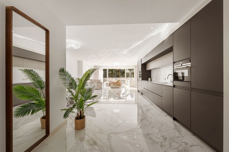 Exquisite Beachfront Apartment in Marbella - Puerto Banus