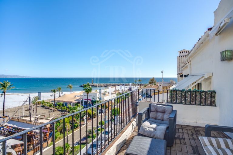 Ático en Primera Línea de Playa en Puerto Banús, Marbella