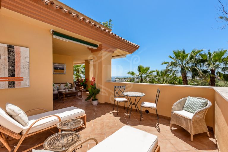 Spacious Three-Bedroom Apartment with Panoramic Views in Cumbres del Rodeo, Nueva Andalucia