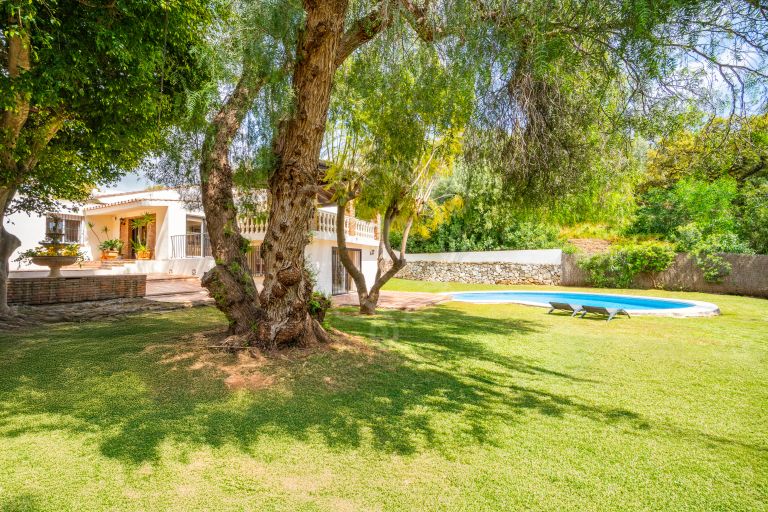 Elegant 4-Bedroom Villa with Private Pool in El Rosario, Marbella East