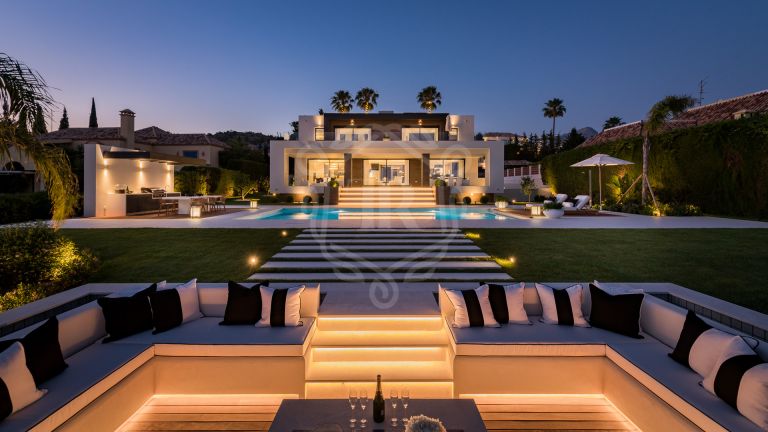 Exquisite Frontline Golf Villa in Los Naranjos, Nueva Andalucia