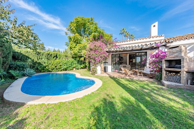 Exclusiva villa reformada con vistas y apartamento independiente en Atalaya, Estepona Este