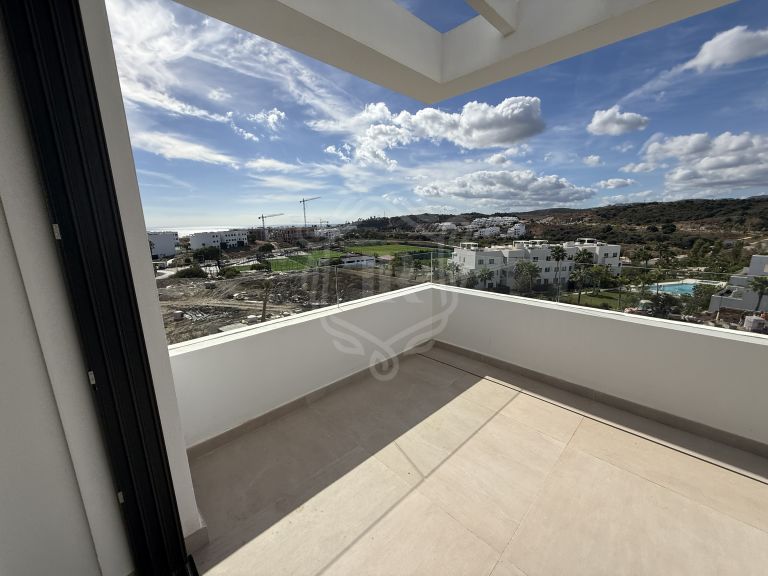 3-Bedroom Penthouse with Panoramic Sea &amp; Mountain Views in Costafiore Gardens + Infinity Pool Solarium