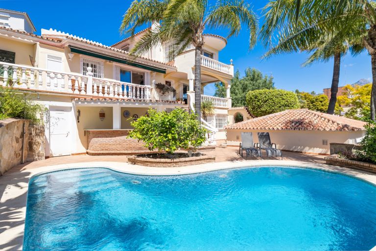 Una encantadora y acogedora villa tradicional situada en la Calle Los Jazmines en Nueva Andalucía, Marbella.