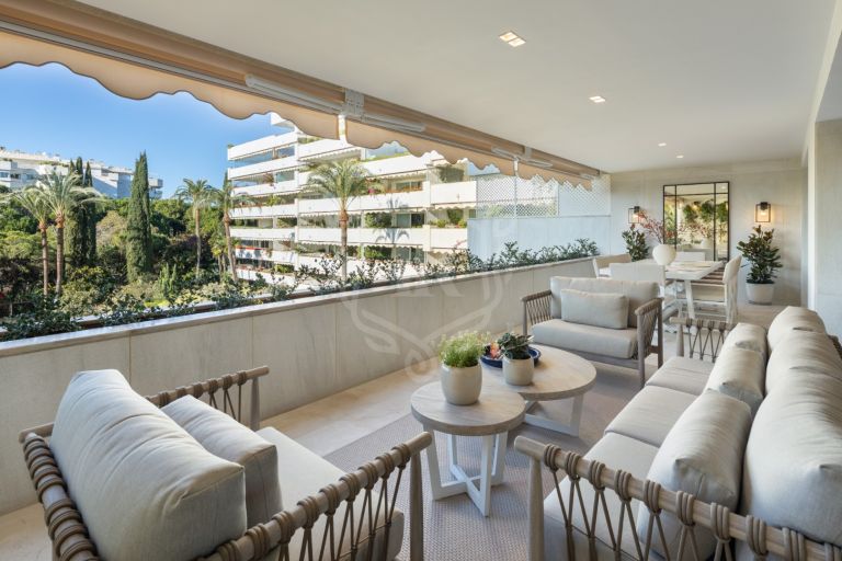 Luxurious and modern apartment in one of the best areas of Marbella, just 2 minutes from the beach.