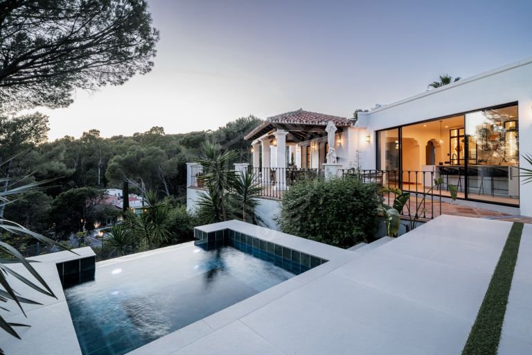 Elegant Four-Bedroom Villa with Panoramic Views in El Madroñal, Benahavis