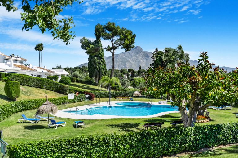 Hermoso apartamento en planta baja de tres dormitorios situado en la comunidad cerrada de Los Dragos, Nueva Andalucia.