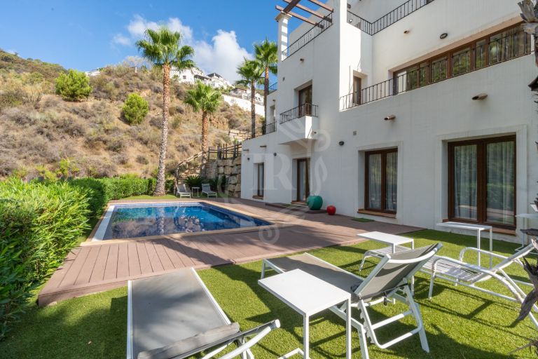 Villa Independiente en Benahavis Hills: Espacio y Lujo en una Comunidad Cerrada Prestigiosa