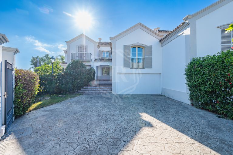 Charming townhouse with views in the heart of Nueva Andalucia's golf valley