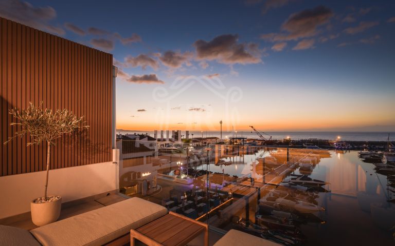 Exquisito Dúplex en Primera Línea en Puerto Banús, Marbella