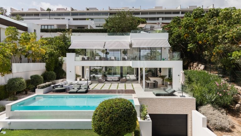 Stunning, contemporary villa nestled in the sought-after area of Nueva Andalucía