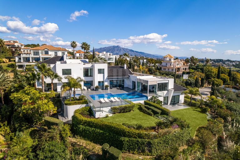 Exclusive luxury villa in the Los Flamingos golf resort.
