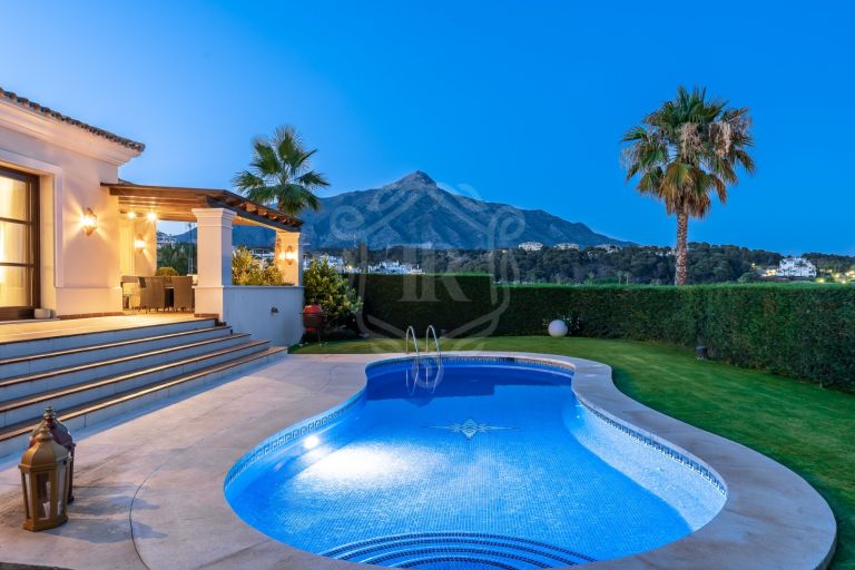 Stunning family villa WITH SEA VIEWS situated in the desirable area of Nueva Andalucía.