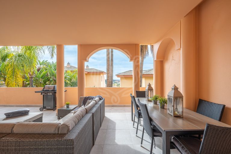 EXCELENTE APARTAMENTO EN URBANIZACIÓN CERRADA CON VISTAS AL MAR Y GRAN TERRAZA PRIVADA