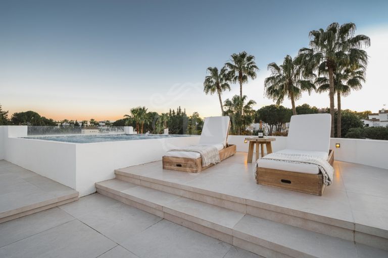 ENCANTADORA VILLA REFORMADA CON BONITAS VISTAS EN PRIMERA LÍNEA DE GOLF LISTA PARA ENTRAR A VIVIR