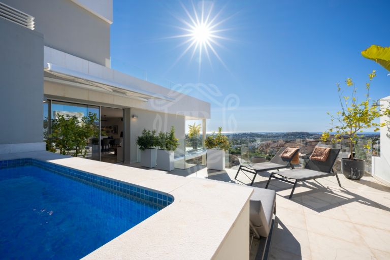 SUPER DUPLEX PENTHOUSE IN AN ENVIABLE LOCATION WITH FABULOUS VIEWS