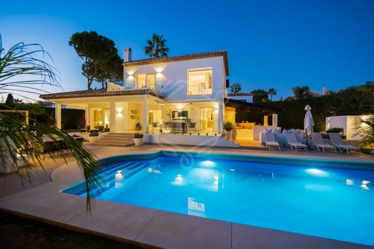 SUPERB CONTEMPORARY ANDALUSIAN STYLE VILLA IN A FANTASTIC LOCATION WITH ALL THE FACILITIES