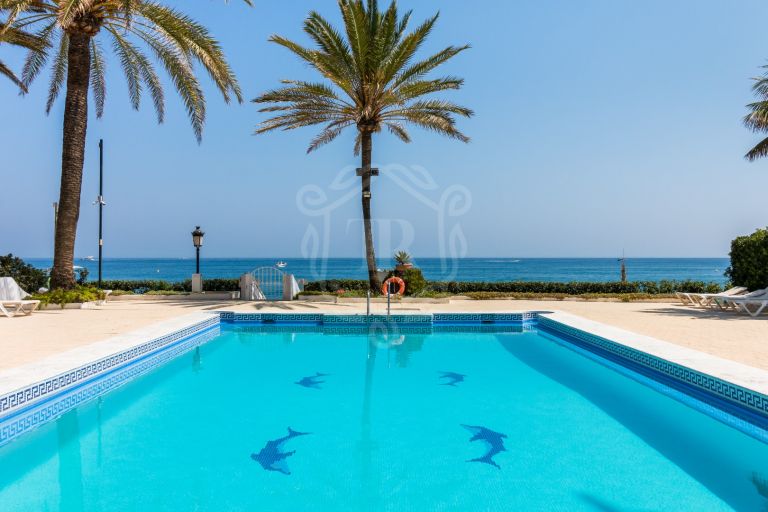 SPECIAL TOWNHOUSE LOCATED IN FRONTLINE BEACH URBANIZATION ON THE GOLDEN MILE.