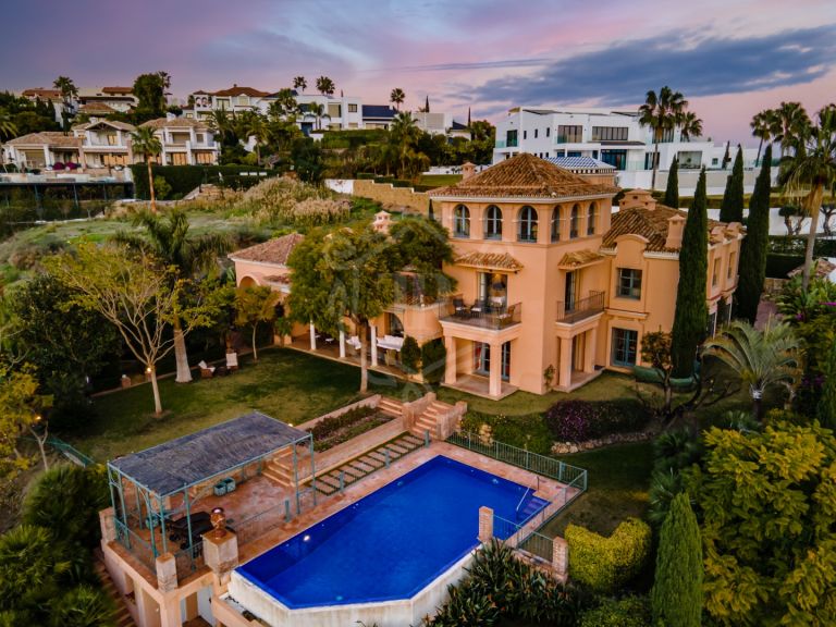 FORMIDABLE MEDITERRANEAN-ANDALUSIAN STYLE VILLA WITH A DREAM GARDEN.