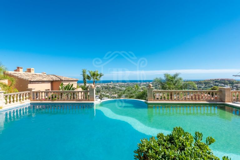 STUNNING AND VERY SPACIOUS DUPLEX PENTHOUSE WITH PANORAMIC VIEWS IN A 24H SECURITY GATED COMMUNITY