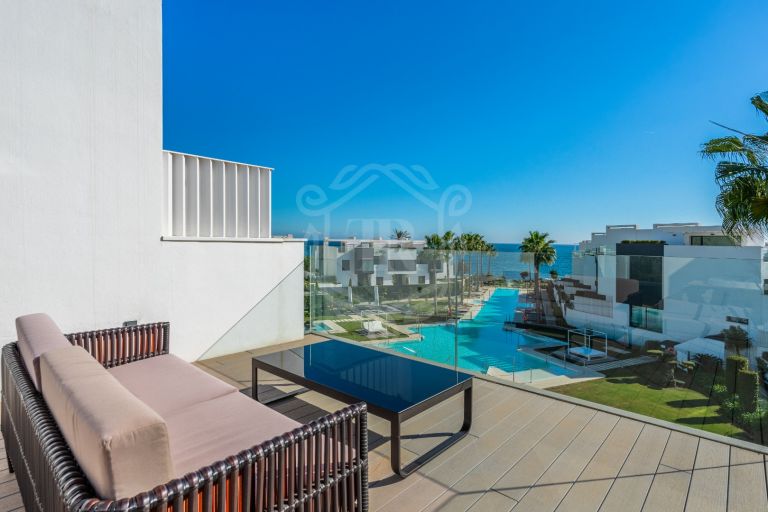 INCREDIBLE TOWNHOUSE IN A MODERN LUXURY URBANIZATION IN FRONTLINE BEACH WITH FANTASTIC VIEWS OF THE SEA AND MOUNTAINS