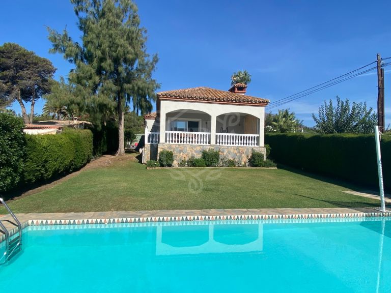 Villa en venta en Don Pedro, Estepona