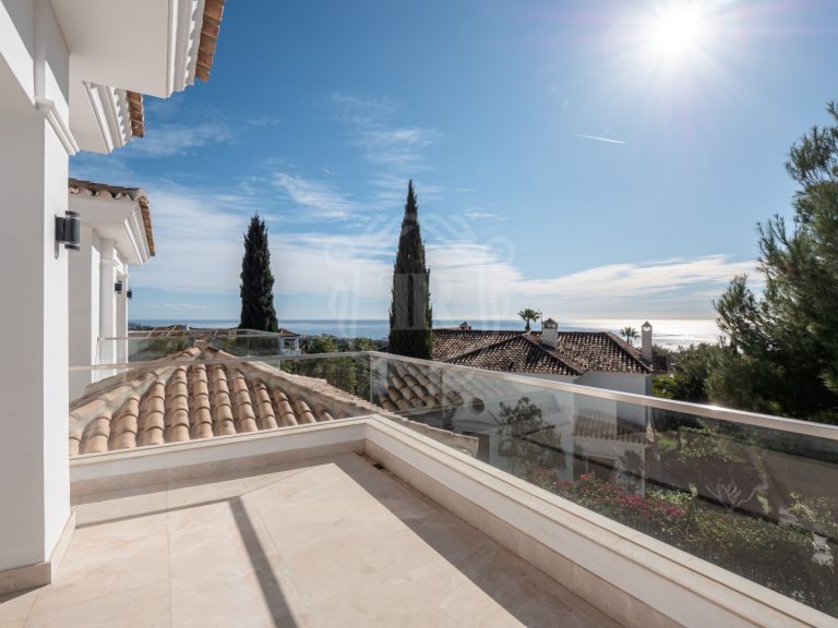 UNIQUE AND MODERN PROPERTY IN EXCLUSIVE URBANIZATION OF MARBELLA GOLDEN MILE