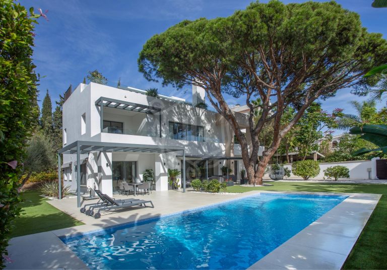 Contemporary Villa by the Beach on Marbella's Golden Mile.