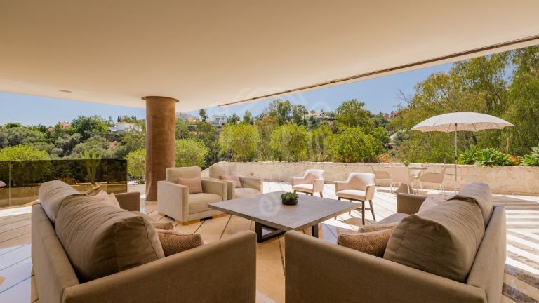 LUXURIOUS VILLA IN A PRIME LOCATION OF LA QUINTA WITH WONDERFUL PANORAMIC MOUNTAIN VIEWS