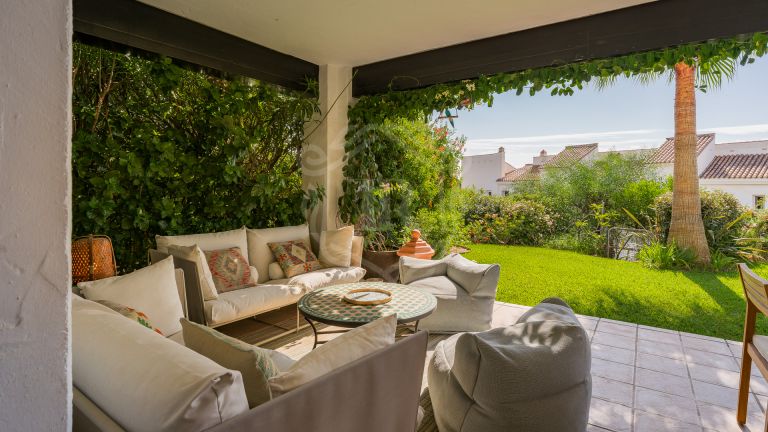 Apartamento en La Quinta Village - Residencia Sofisticada con Jardín Exclusivo