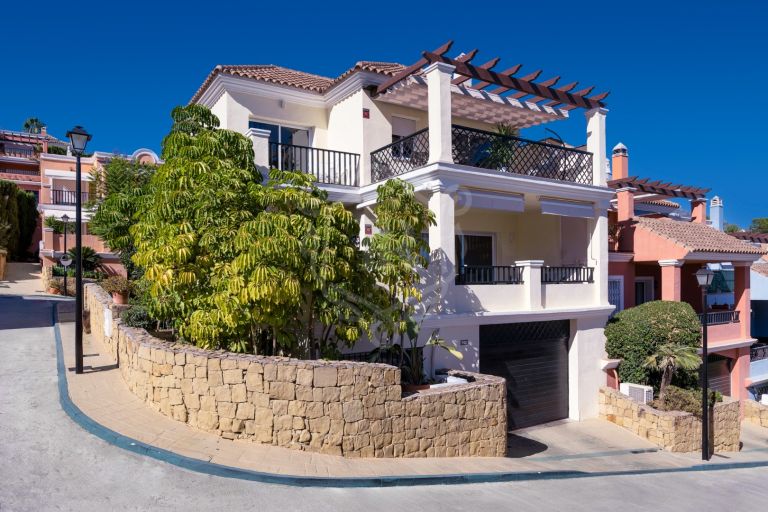STUNNING 3 BEDROOM RENOVATED TOWNHOUSE IN NUEVA ANDALUCÍA