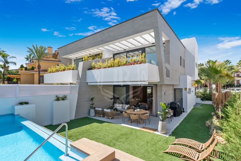 SOPHISTICATED SEMI-DETACHED BEACH HOUSE WITH 5 BEDROOMS IN PUERTO BANÚS