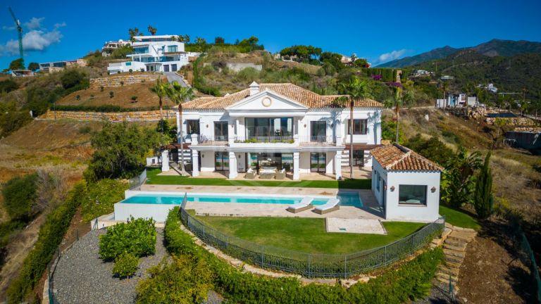 LUXURIOUS VILLA IN MONTEMAYOR : A HARMONIOUS BLEND OF EXCLUSIVITY AND NATURAL SERENITY