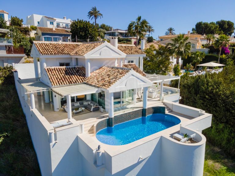 LUXURY VILLA IN NUEVA ANDALUCÍA : A TRANQUIL OASIS WITH ALL AMENITIES NEARBY