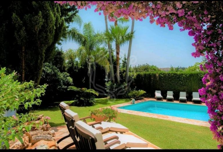 Villa en alquiler de corta termporada en Parcelas del Golf, Nueva Andalucia