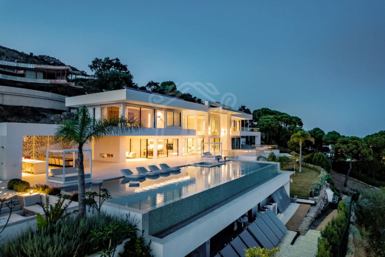 Descubre la cúspide de la vida de lujo en esta excepcional villa ubicada en Marbella Club Golf Resort.