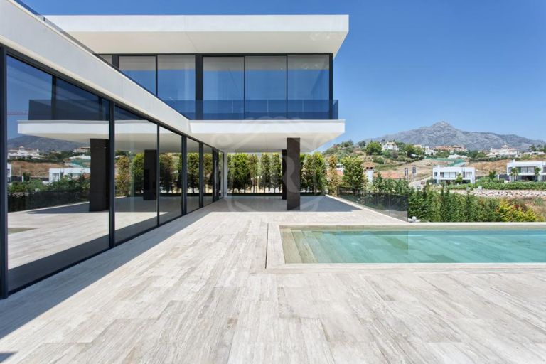 A modern villa nestled in the picturesque heart of Nueva Andalucía's Golf Valley.
