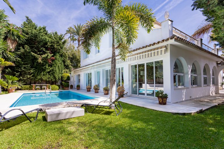 Villa de lujo de 5 dormitorios en Los Monteros playa (Marbella) junto al mar y con piscina privada